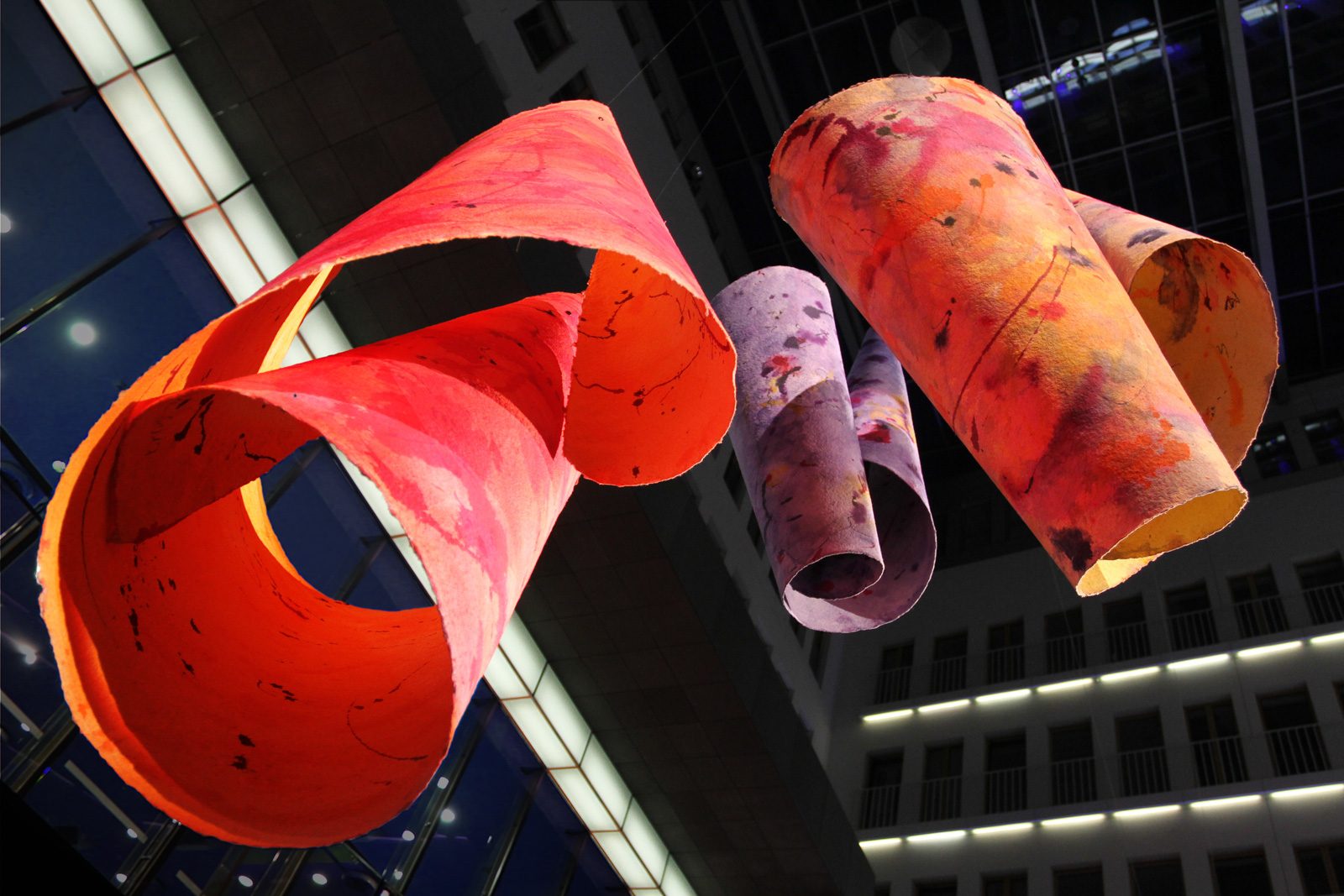 Bilder im Raum schwebend